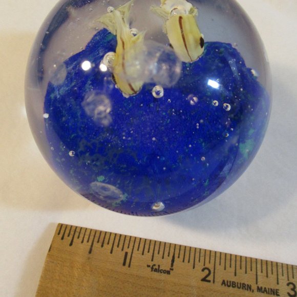 Vintage Two Fish Blue Wave and Bubbles in Round Art Glass Paperweight - Picture 6 of 7